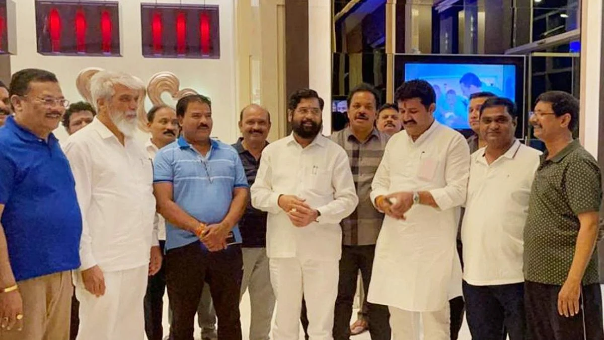 Maharashtra Political Crisis : कृषिमंत्री दादा भुसे आसाममध्ये, आता मुख्यमंत्र्यांनीच लक्ष द्यावं; राऊतांचे सूचक ट्विट