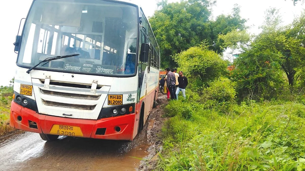 wheels come off MSRTC bus Gangapur Aurangabad Road