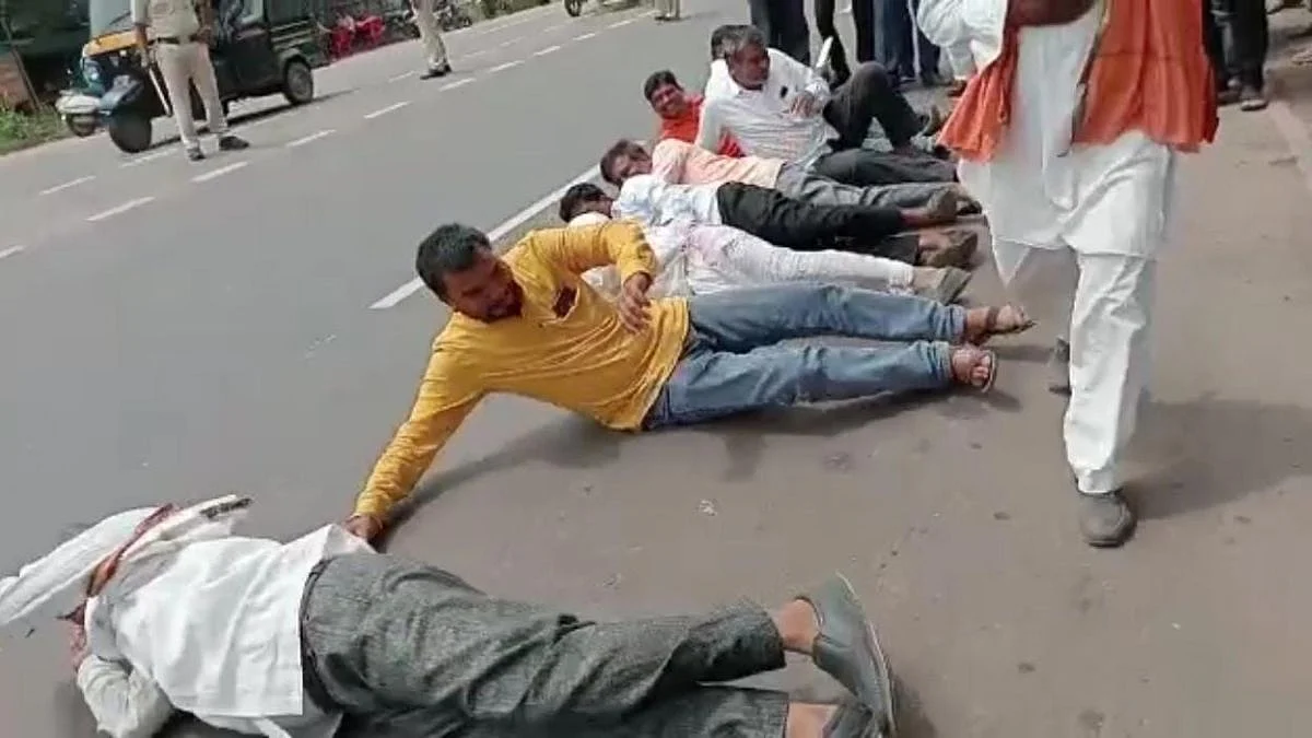 शेतकऱ्यांचे लोटांगण आंदोलन; पीकविमा, ओल्या दुष्काळाची मागणी