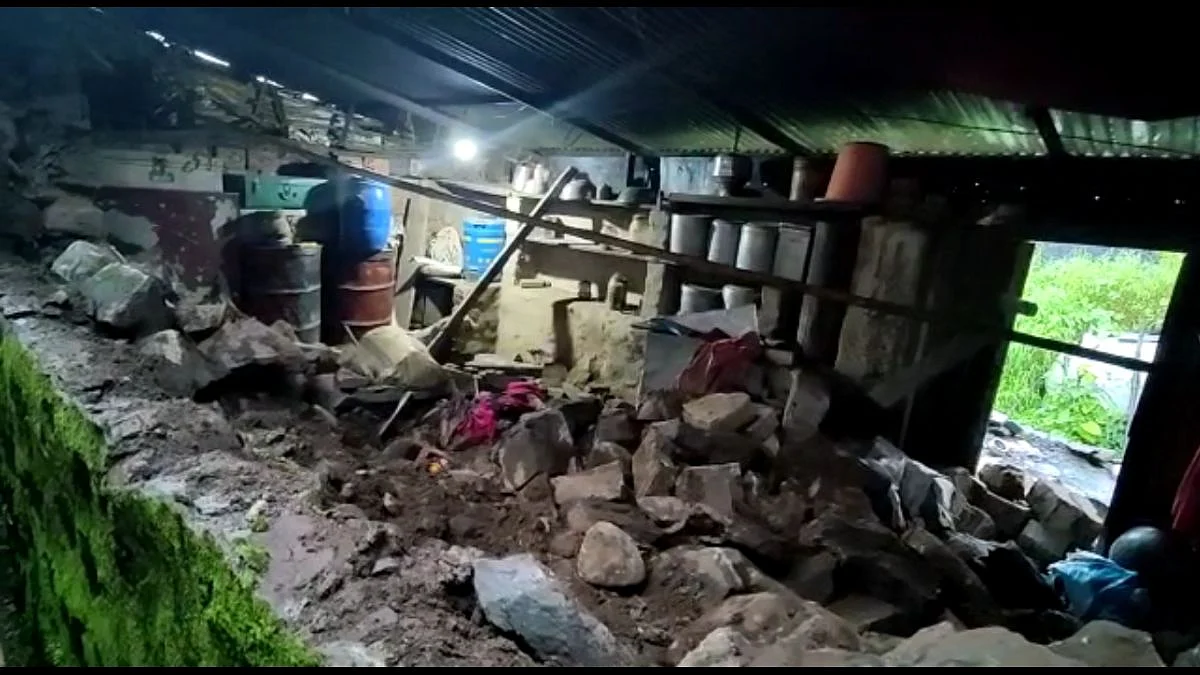 satara, jawali, rain , wall collapsed