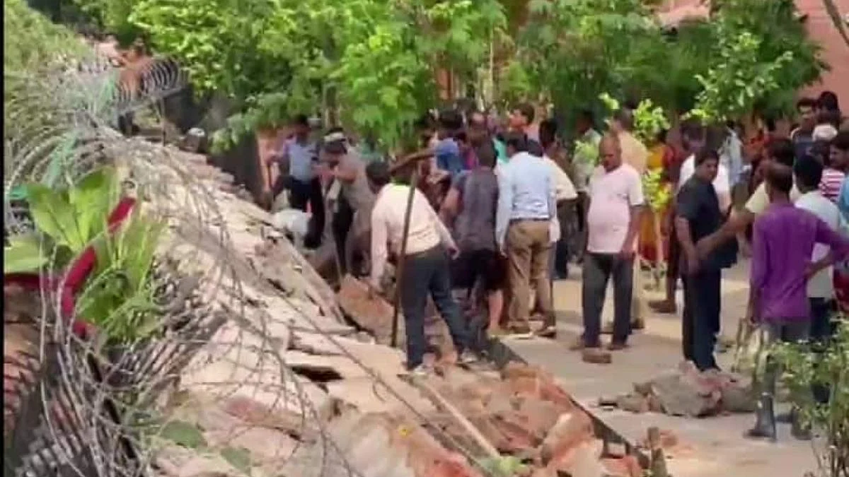 Noida Wall Collapsed