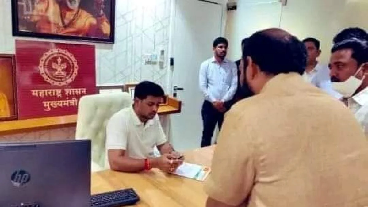 Eknath Shinde Srikant Shinde Viral Photo