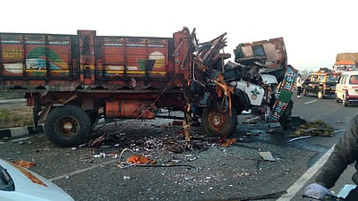 नाशकात भीषण अपघात; बस अन् ट्रकची समोरासमोर धडक, 10 जणांचा मृत्यू | Nashik Truck Bus Accident News | Shirdi | SaamTV