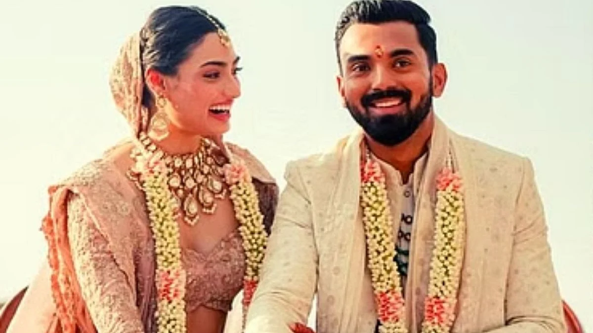 Virat Kohli and Dhoni gave an expensive gift to newly married couple