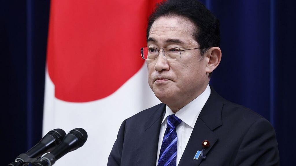जपानचे पंतप्रधान फुमियो किशिदा यांच्यावर स्मोक बॉम्ब हल्ला Japan PM Kishida unhurt after smoke bomb thrown during stump speech sbk90