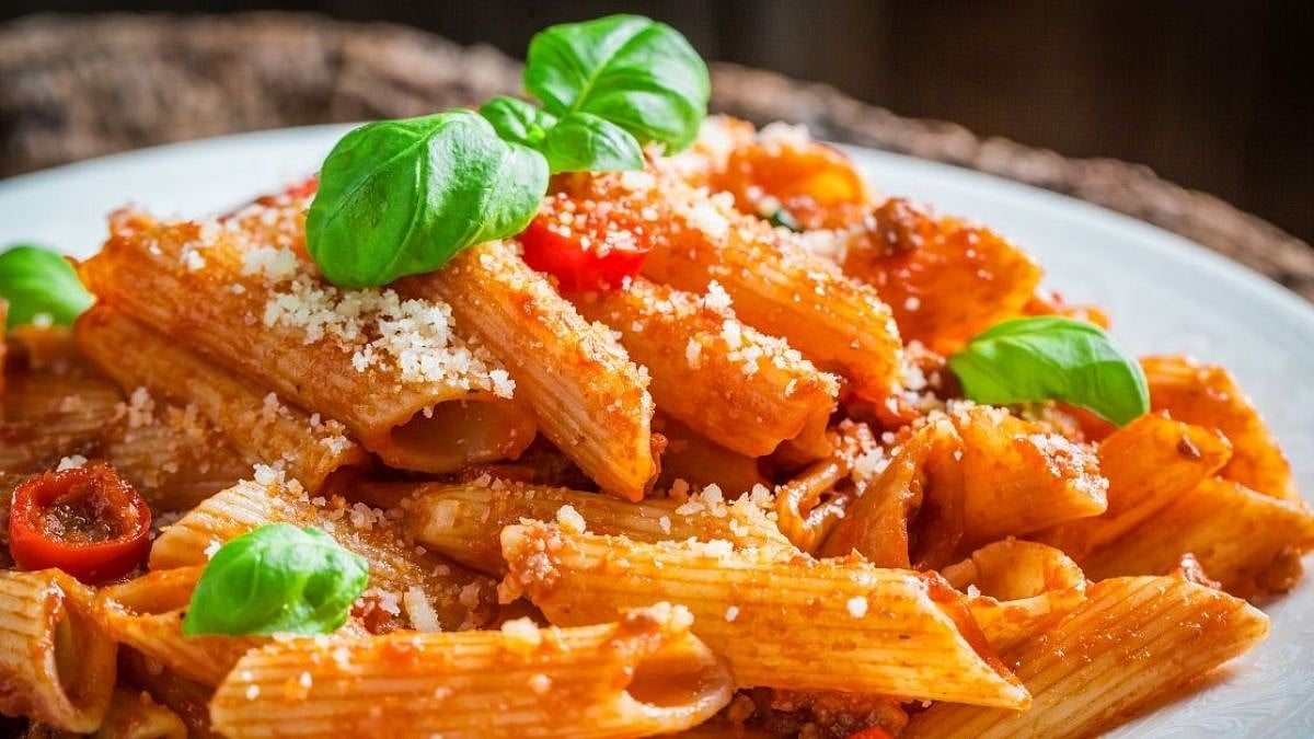 Viral News : अबब! एक प्लेट पास्ता ४४००० रुपयांना; फिरायला गेलेल्या मुलींना  बसला ४४० व्होल्टचा झटका | france viral news tourist girls had to pay bill  of 44000 thousand rupees for one