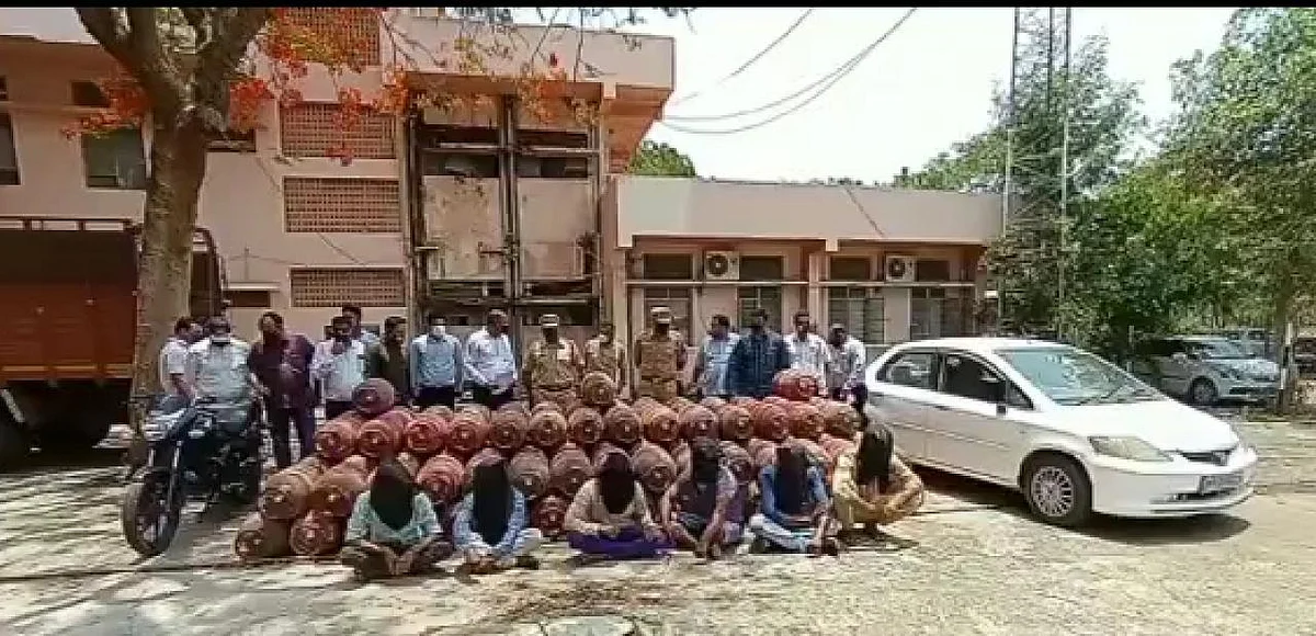 धुळ्यात गॅस सिलेंडर चोरी करणाऱ्या टोळीचा पर्दाफाश