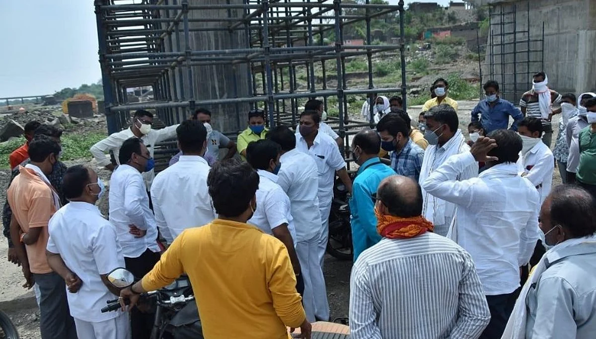 गंगाखेडच्या गोदापात्रात पाण्यासाठी हाय व्होल्टेज ड्रामा.