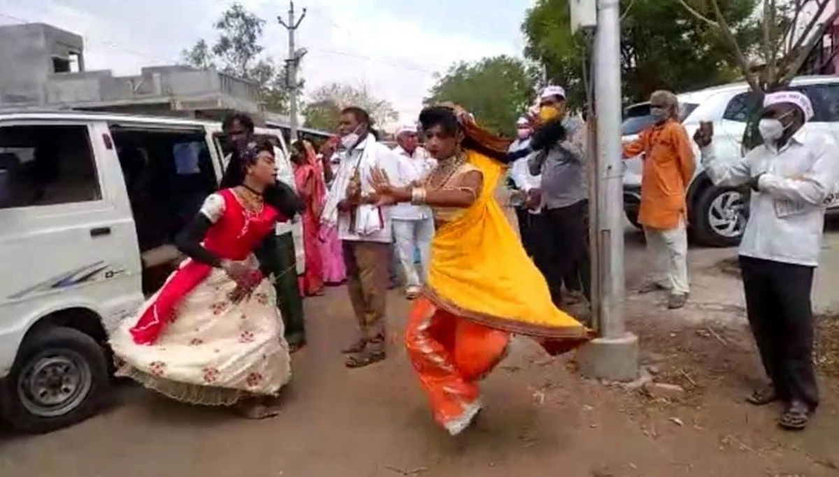 सोंगाड्या पार्टी करते आहे लसीकरणासाठी जनजागृती!