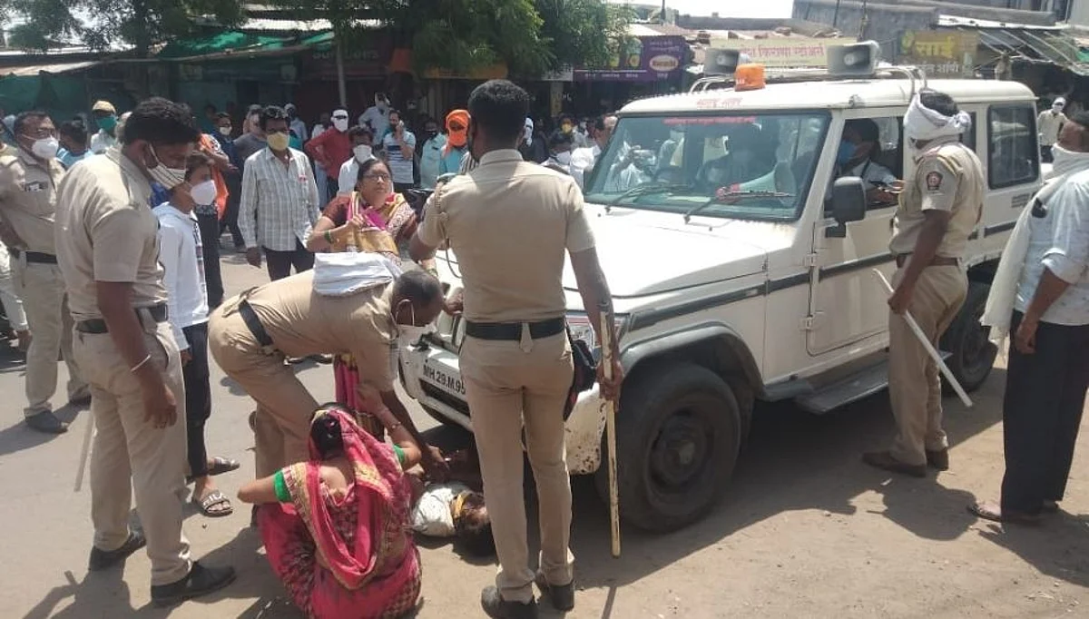 हातगाडीवर कारवाई केल्याने हातगाडीचालक चक्क शासकीय वाहनासमोर झोपला !