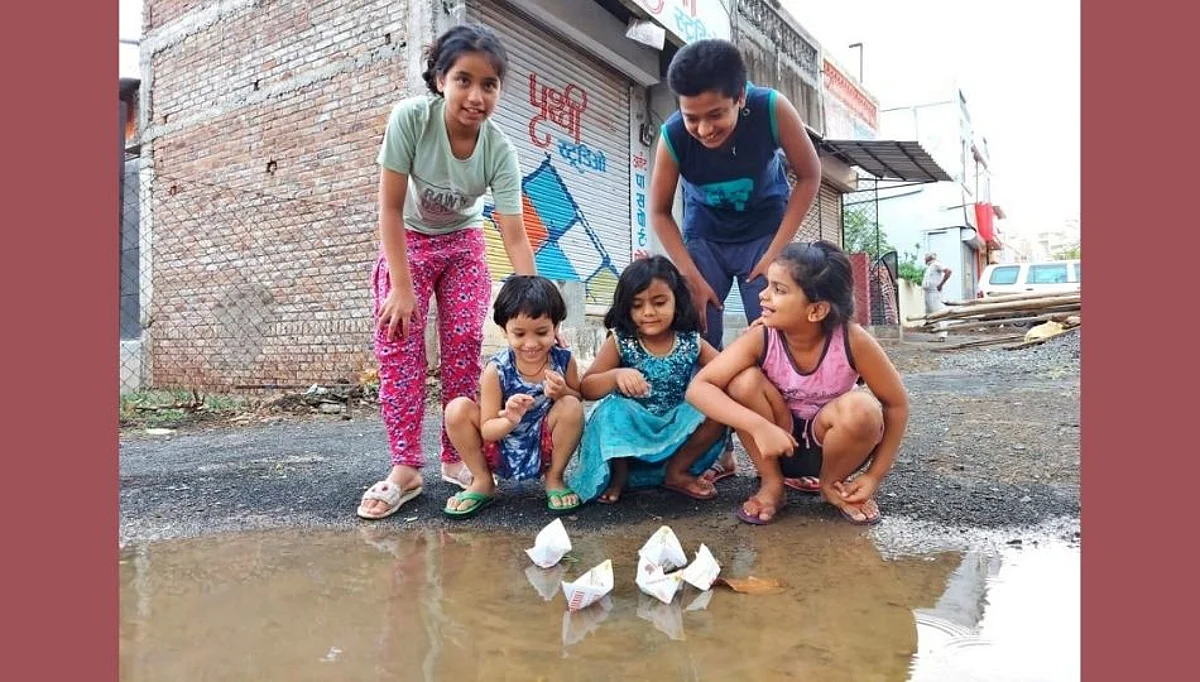 मान्सूनपूर्व पावसाने नागरिकांची तारांबळ; बच्चे कंपनी मात्र खुश