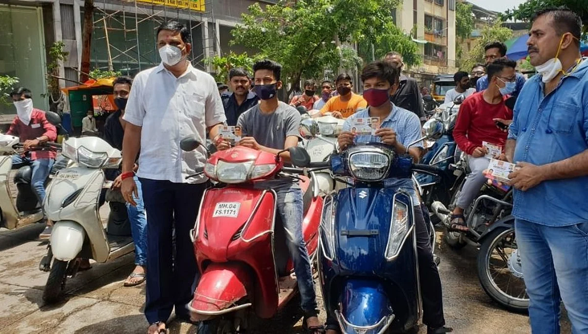 राज यांच्या ५३ व्या वाढदिवसानिमित्त युवकांना ५३ रुपयांचे पेट्रोलचे कुपन...( पहा व्हिडिओ )