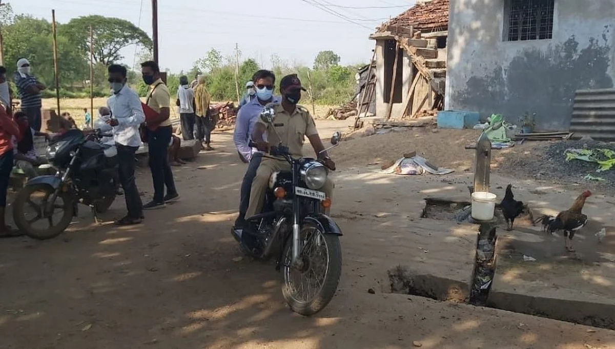 जिल्हाधिकारी दुचाकीने पोहचले गावात अन् मान्सून पुर्व उपाय योजनांवर केली चर्चा