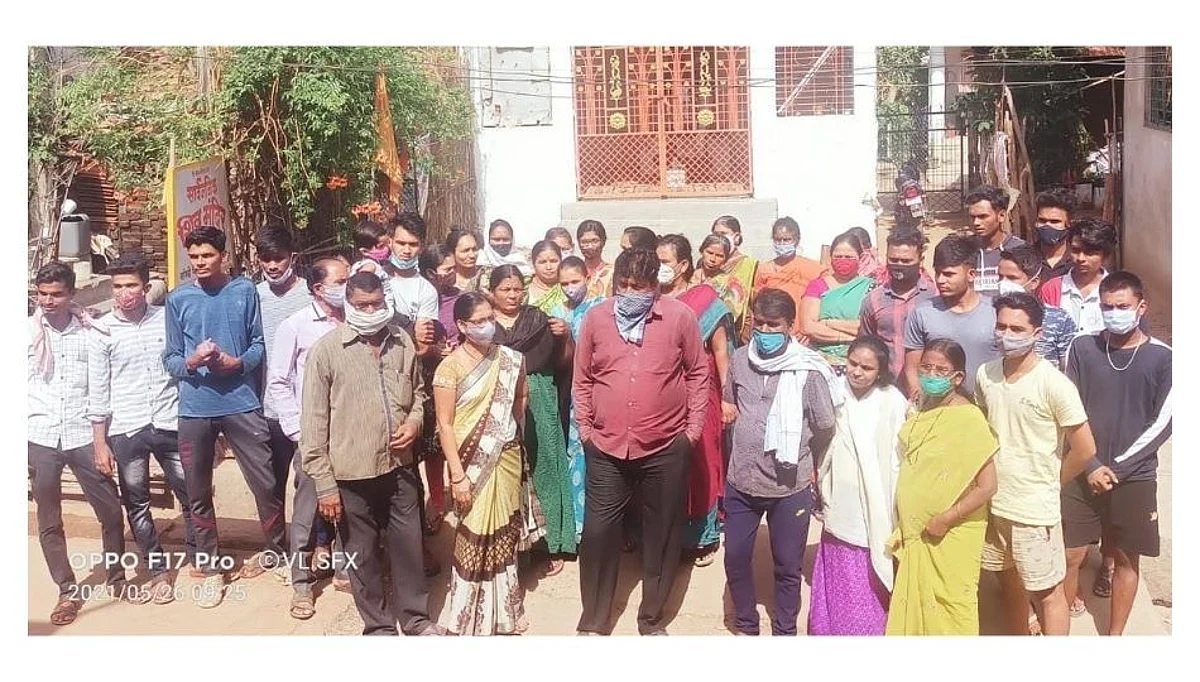 चंद्रपुरात चक्क दारू विक्रेत्याच्या घरीच नागरिकांचा हल्लाबोल