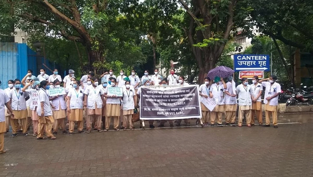 YCM रुग्णालयातील स्टाफचे भरपावसात आंदोलन