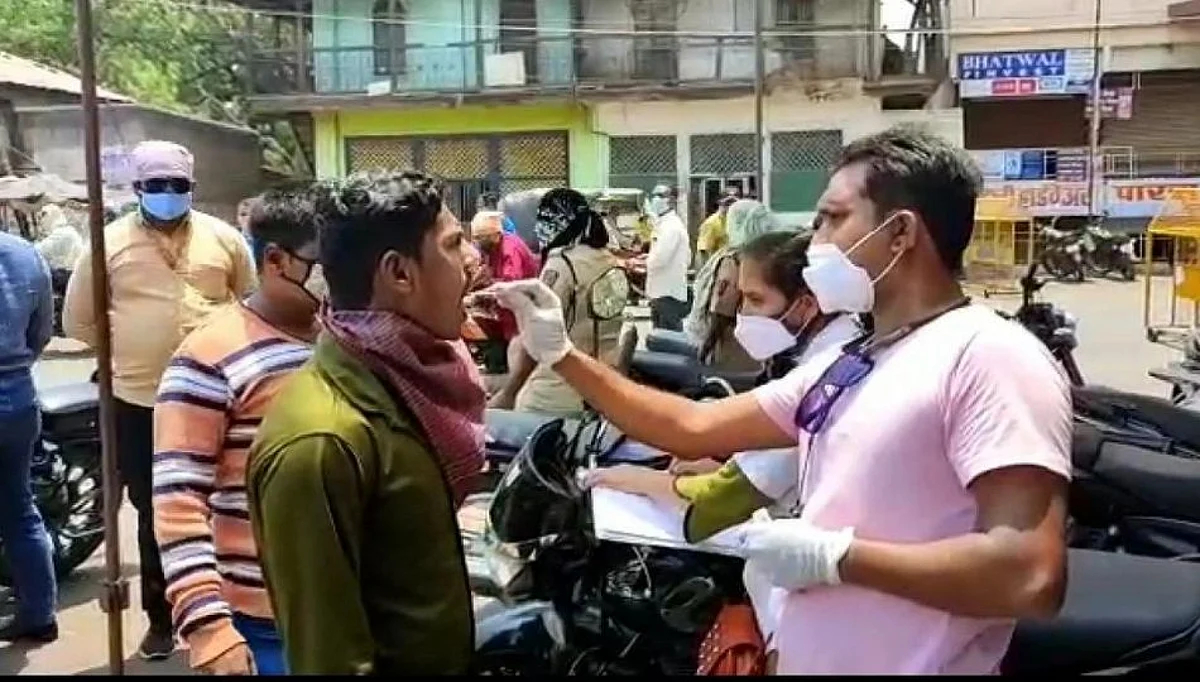 विनाकारण रस्त्यावर टवाळखोरी करणाऱ्या 13 टवाळखोरांची रॅपिड टेस्ट पॉझिटिव्ह