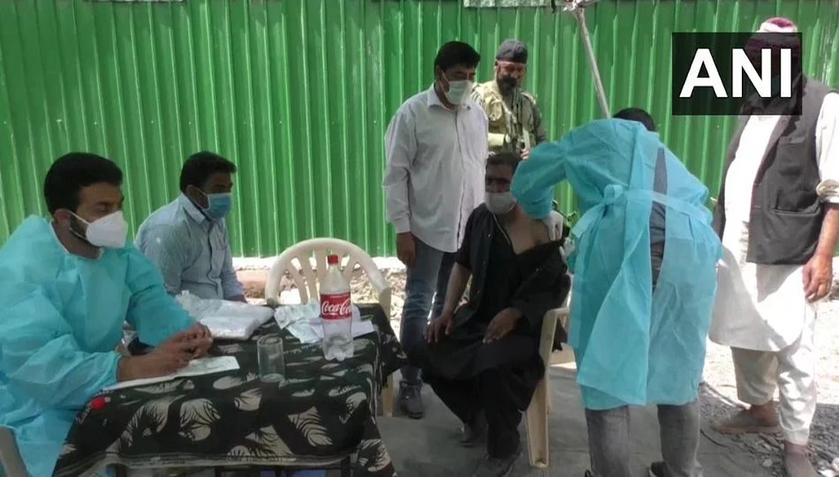 धोका पत्करून उरीसेक्टरमध्ये कोरोना 19 प्रतिबंधक लसीकरण मोहीम सुरू