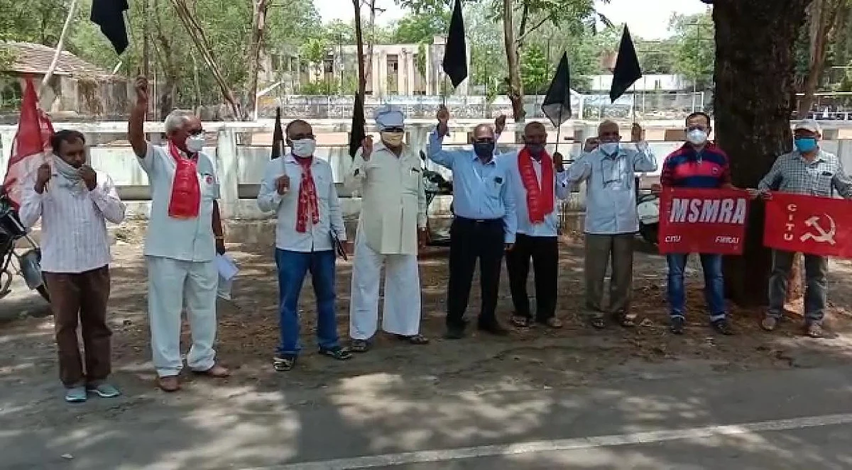 केंद्र सरकारने पारित केलेल्या कृषी विरोधी धुळ्यात झळकावले काळे झेंडे