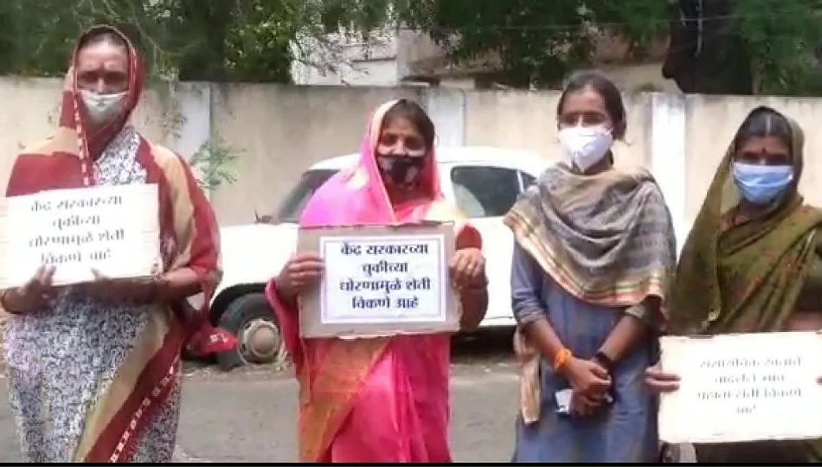 खतांची दरवाढ झाल्यामुळे केंद्र सरकारचा शिवसेनेतर्फे निषेध