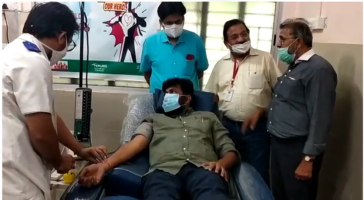 राज्यमंत्री बच्चू कडूंनी केला प्लाझ्मा दान
