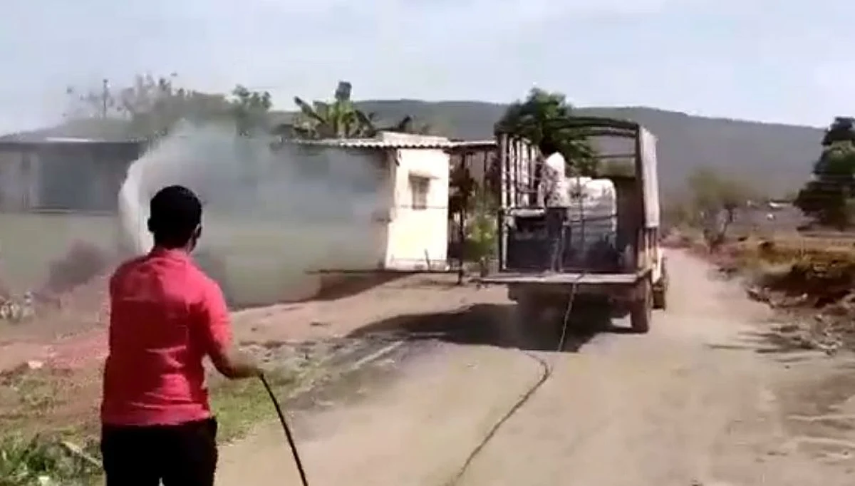 मावळ मधील एका युवकाने केली स्वखर्चातून सॅनिटायझर फवारणी