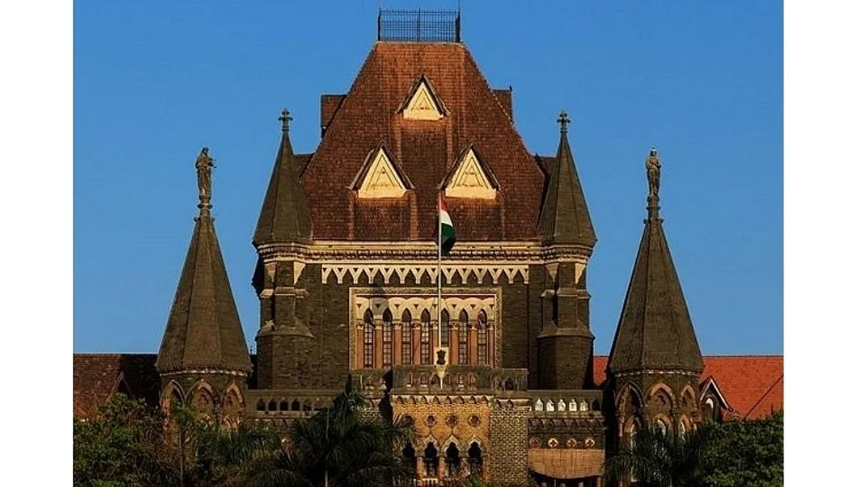 नेत्यांना घरी जाऊन लस मिळू शकते तर लोकांना का नाही? - उच्च न्यायालय