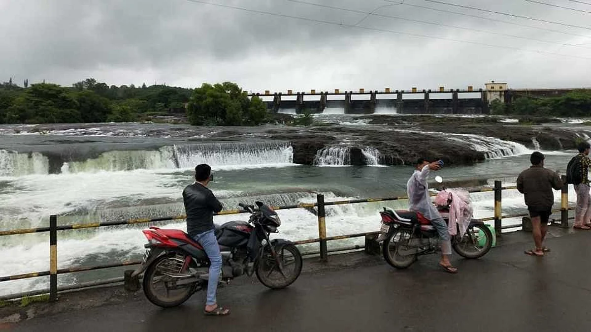 खडकवासल्यातून सोडला वर्षभराचा पाणीसाठा