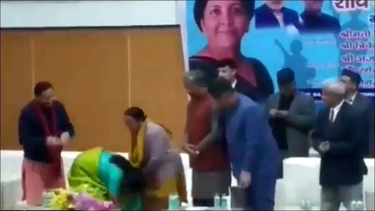 संरक्षणमंत्री निर्मला सीतारामन यांनी हुतात्मा झालेल्या जवानाच्या वीरमातेचे पाय धरून घेतले दर्शन