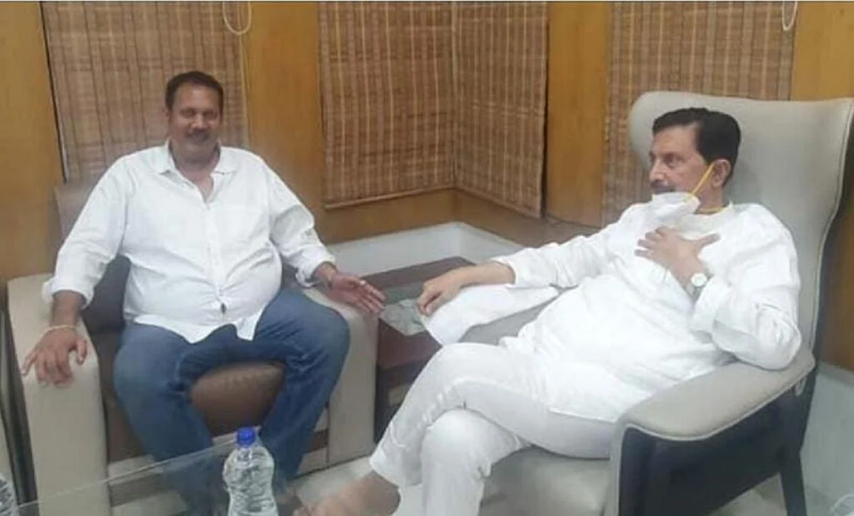 दोन तलवार नेते जेव्हा एकमेकांना भेटतात आणि त्यांच्यातला वादच विसरुन रंगतो गप्पांचा फड