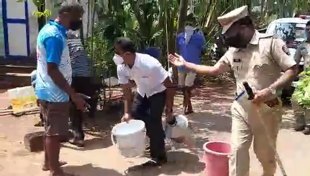 गावकऱ्याने अडवला बादल्या टाकून वडेट्टीवारांचा ताफा (व्हिडिओ)
