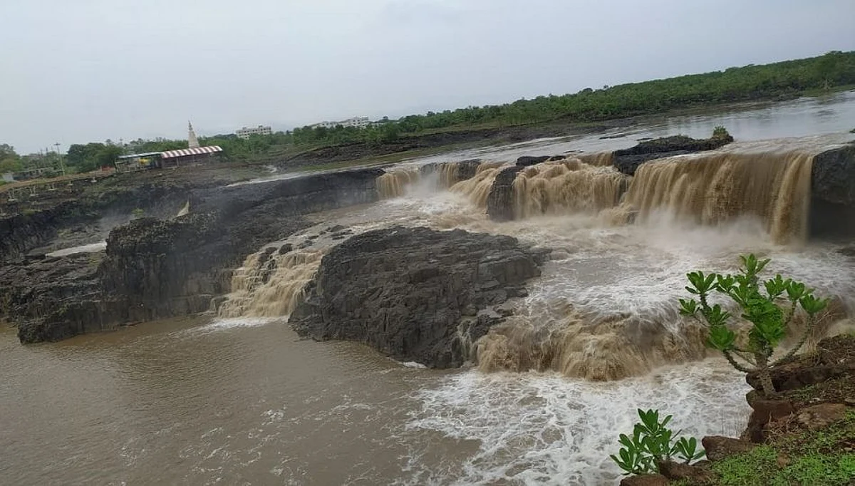 सहस्त्रकुंड धबधबा वेधतोय पर्यटकांचे लक्ष