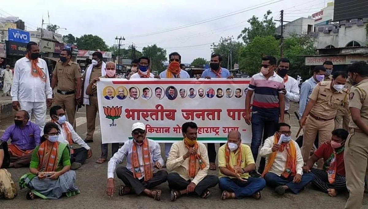 पीक विमा भरपाई करिता पुसद येथे भाजपा कडून रास्तारोको आंदोलन