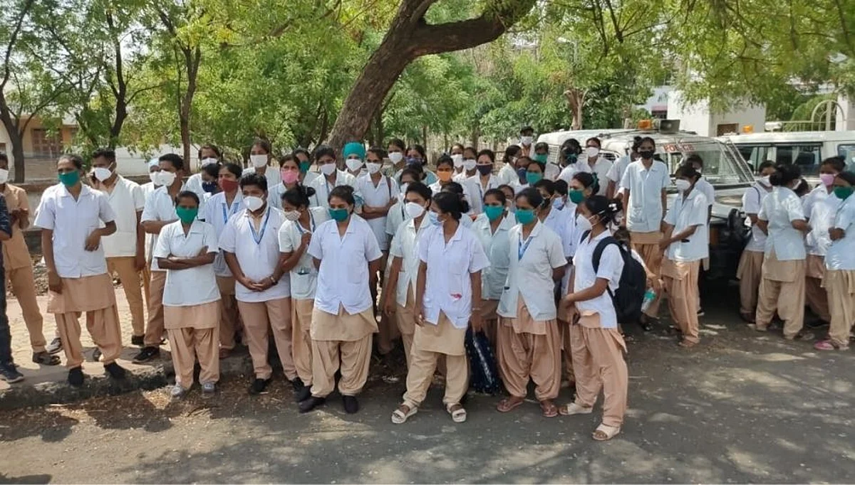 'गरज सरो वैद्य मरो' कोरोनाचा प्रादुर्भाव कमी होताच ८२ परिचारकांना कामावरून काढले
