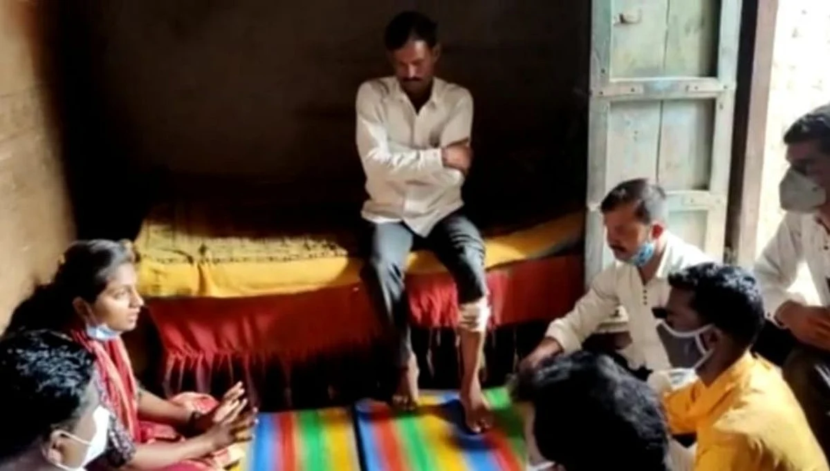 बियाणं खरेदीसाठी आलेल्या शेतकऱ्यास पोलिसांकडून बेदम मारहाण