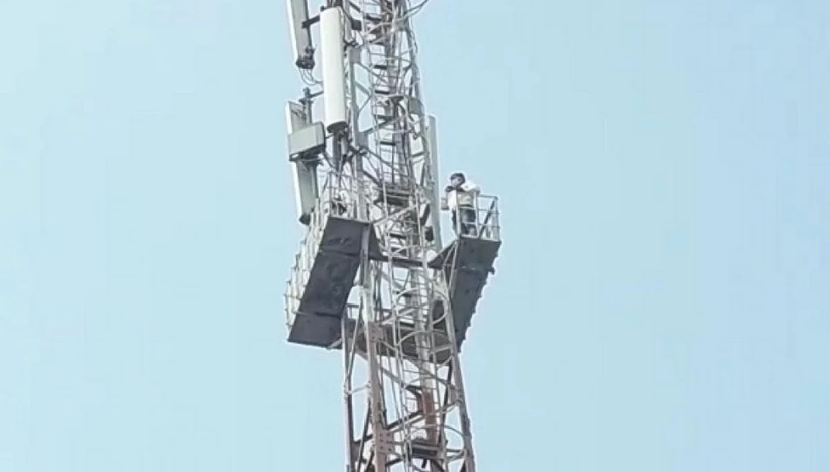 रस्त्यासाठी युवकाने मोबाईल टॉवर वर चढत केले अजब आंदोलन