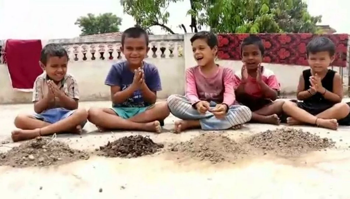 लहान मुलांनी तयार केले सीडबॉल