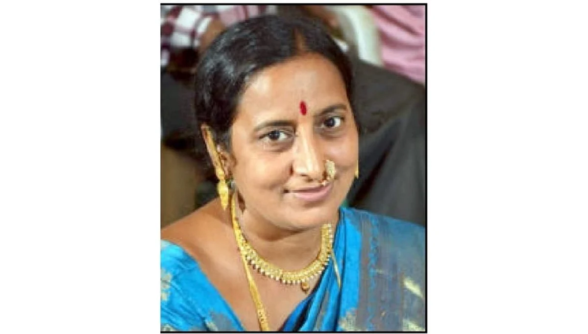 सोसाट्याच्या वाऱ्यामुळे विद्युत वाहक तार अंगावर पडून महिलेचा दुर्दैवी मृत्यू