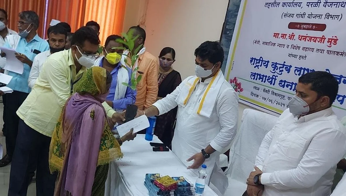 राष्ट्रीय कुटुंब लाभ योजनेतील लाभार्थ्यांना धनंजय मुंडेंच्या हस्ते धनादेशाचे वाटप