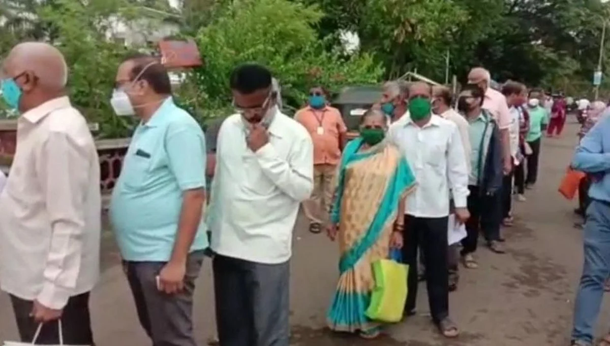सातारा जिल्हा शासकीय रुग्णालयात लसीकरणासाठी लांबच लांब रांग
