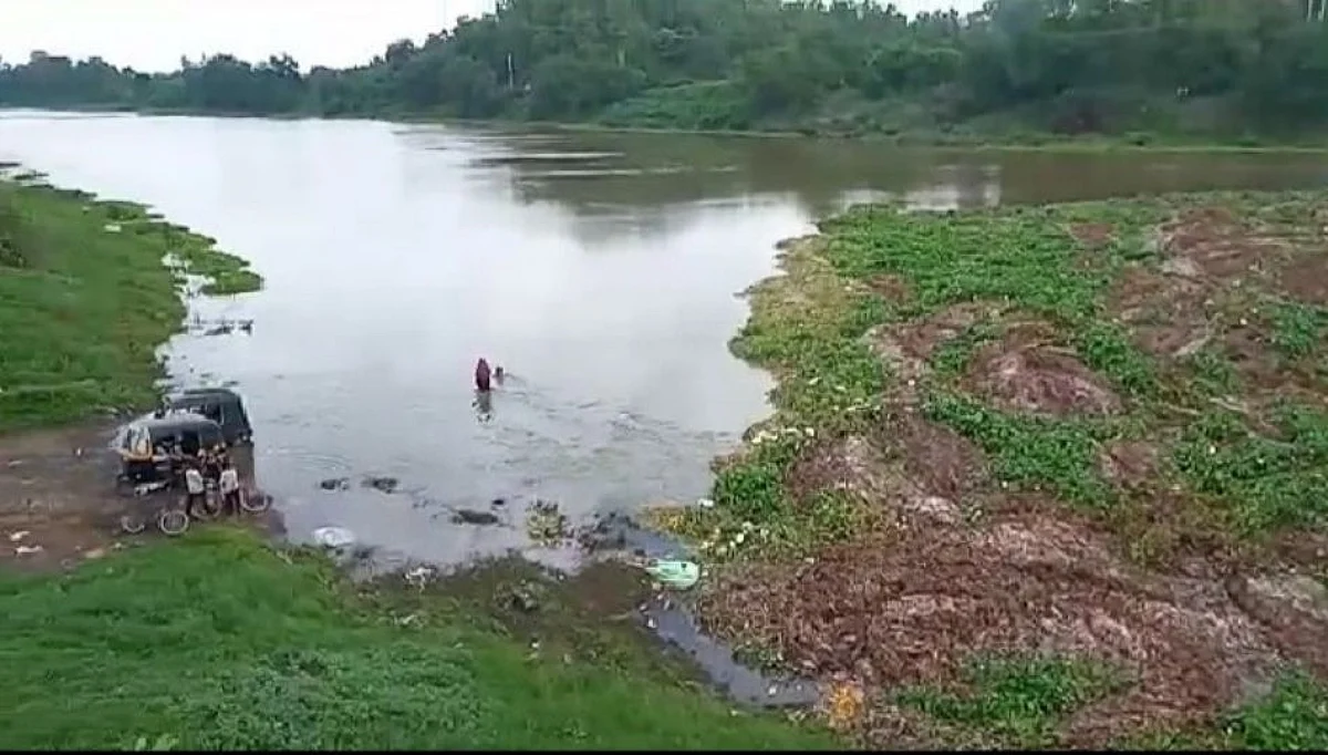 ड्रोनद्वारे जैविक हर्बल फवारणी प्रक्रियेचा प्रयोग यशस्वी