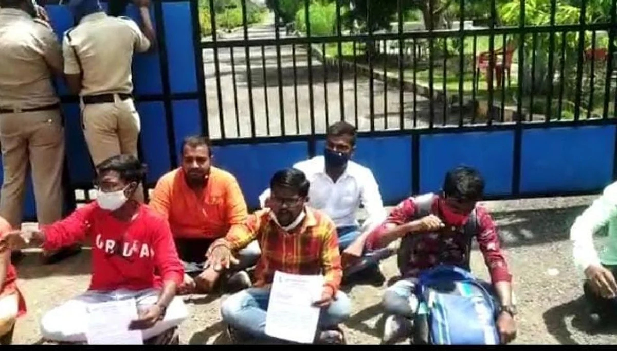 परीक्षा शुल्क वाढीविरोधात विद्यापीठासमोर विद्यार्थ्यांच आंदोलन