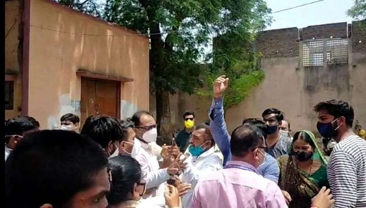 मूर्तिजापुरात लसीकरण केंद्रावर राडा; लसीकरण अधिकाऱ्याला मारहाण