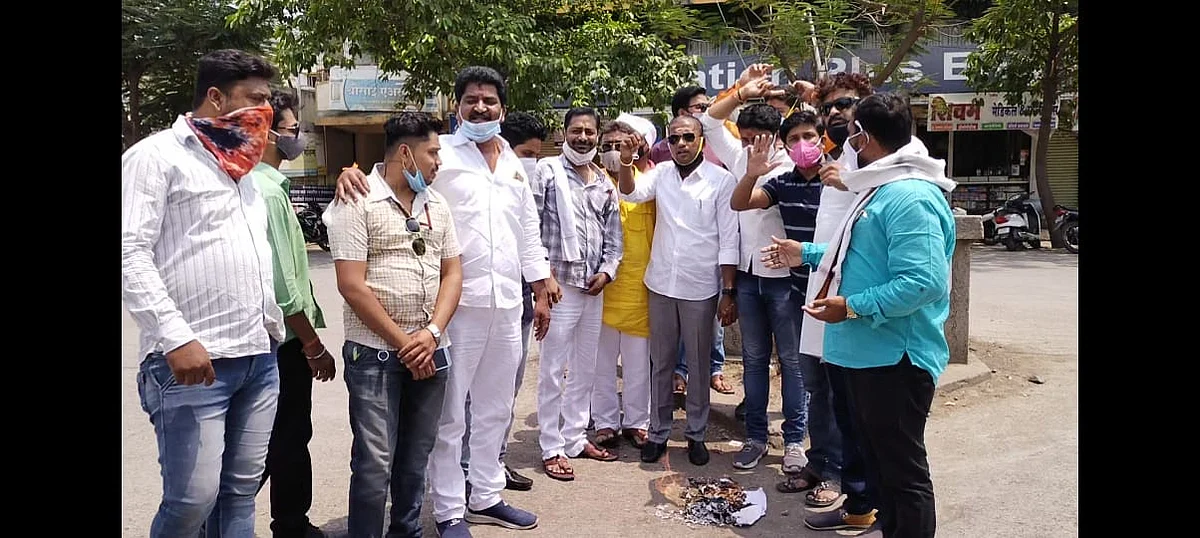 बीडमध्ये मराठा क्रांती मोर्चा आक्रमक; सुप्रीम कोर्टाच्या निकालाची केली होळी..!