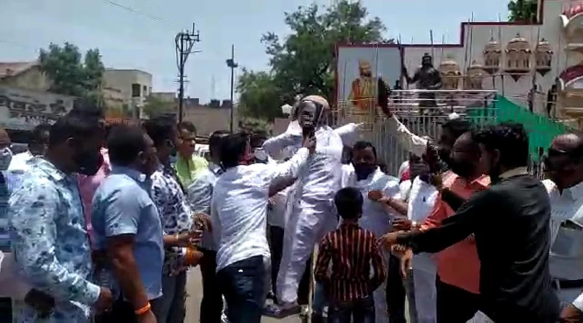 धुळ्यात मराठा क्रांती मोर्चा कडून चंद्रकांत पाटलांचा पुतळा दहन करण्याचा प्रयत्न