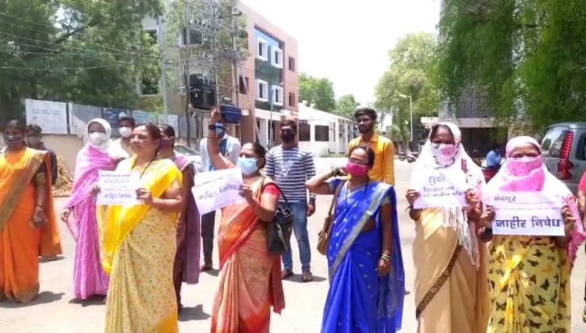 चंद्रपूर येथील दारूबंदी हटविल्यानंतर निषेधाचे झळकले फलक