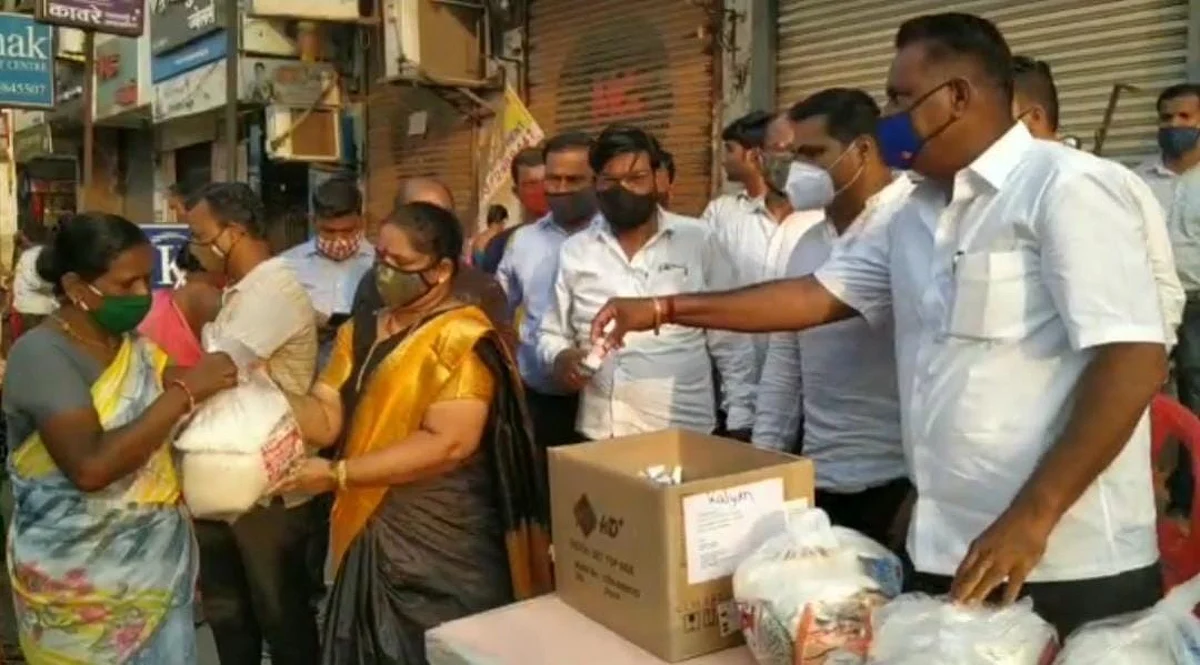 नाका कामगार आणि घरकाम करणााऱ्या महिलांना शिवसेने कडून मदतीचा हात..