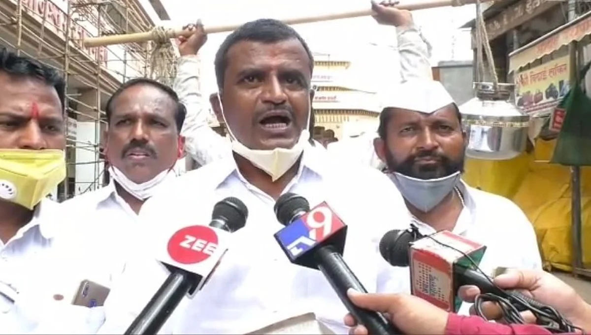 उजनीच्या पाण्याची योजना रद्द झाल्यानंतर पंढरपुरात विठ्ठलाला जलाभिषेक