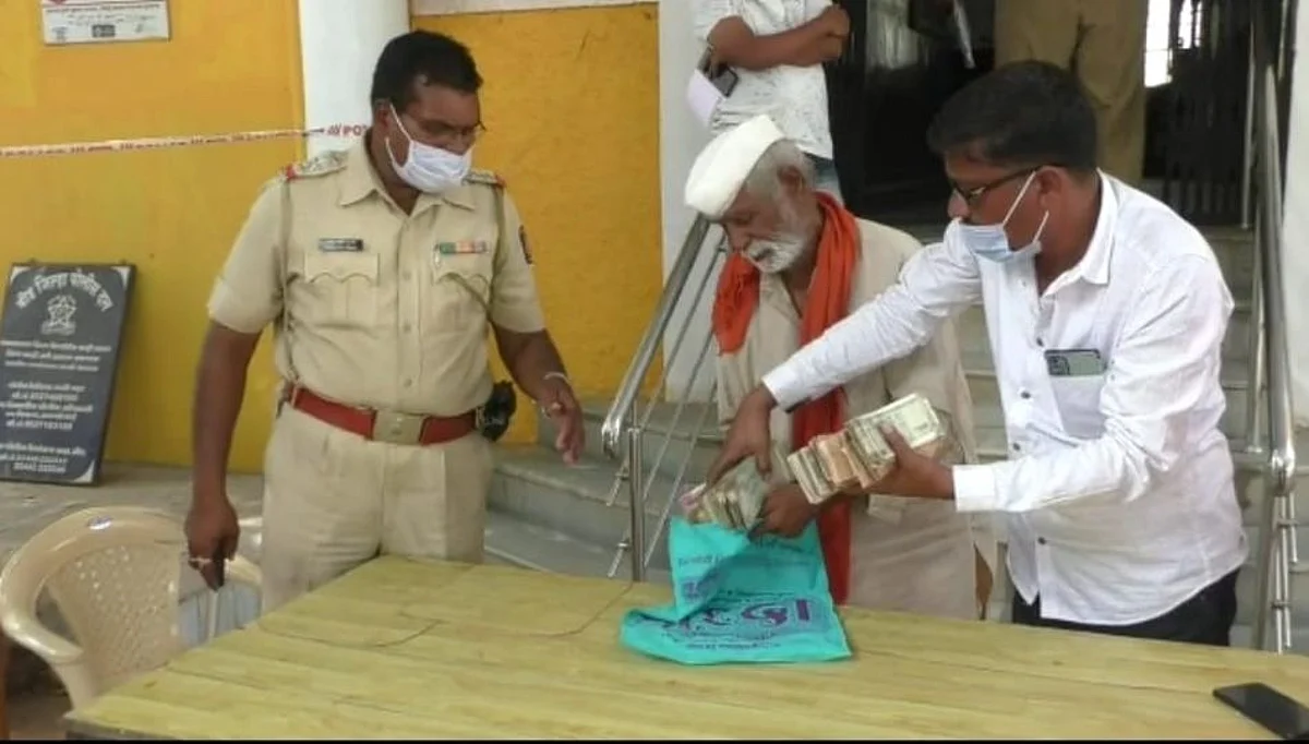 सुरकत्या पडलेल्या चेहऱ्यावर, परळी पोलिसांनी फुलवलं हास्य