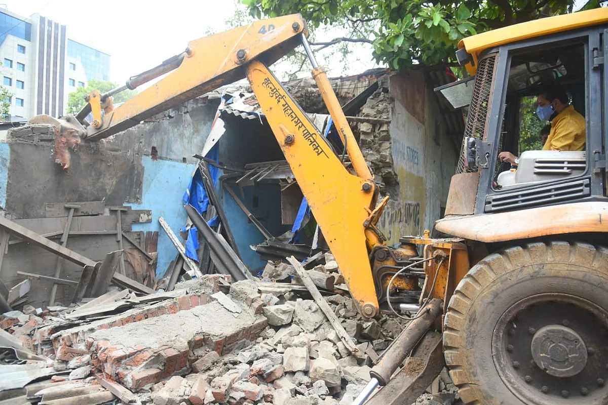स्वतः जेसीबी चालवत आमदार दिलीप लांडेनी केली तोडक कारवाई ला सुरुवात