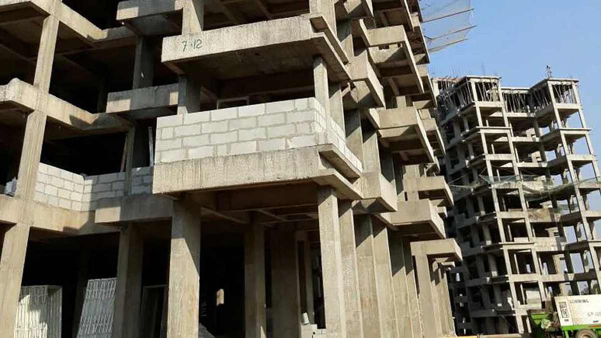 महाराष्ट्रातील महापालिका, नगरपालिकांच्या हद्दीत बांधकाम बंदीचा कुठलाही निर्णय नाही
